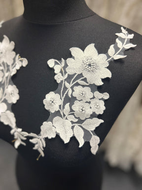 Elfenbeinfarbene, unbestickte Spitzenapplikationen – AP 534 U