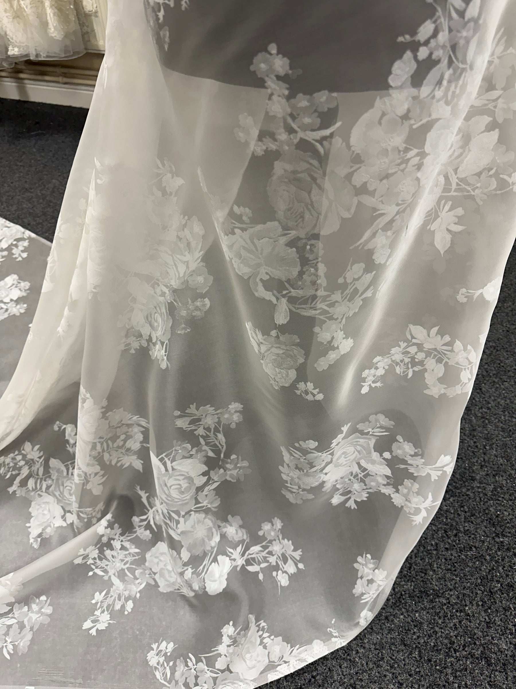 Elfenbeinfarbener bedruckter Seidenorganza – Belissa