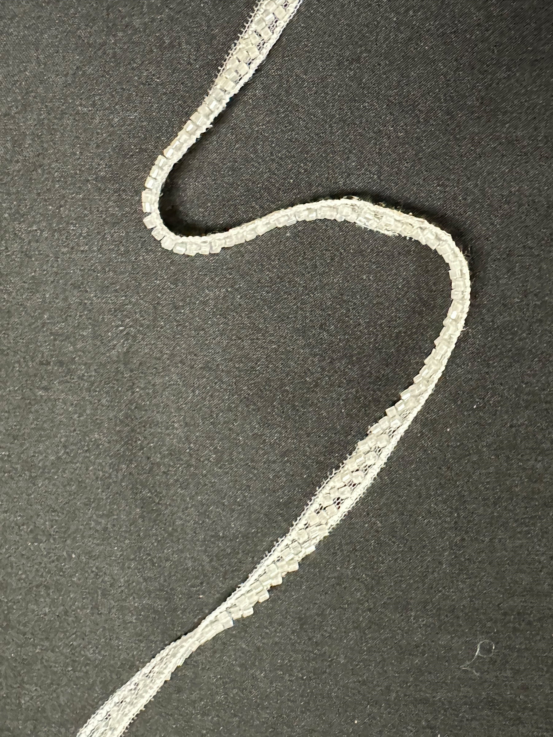 Schmale, elfenbeinfarbene Spitzenborte - Mettle