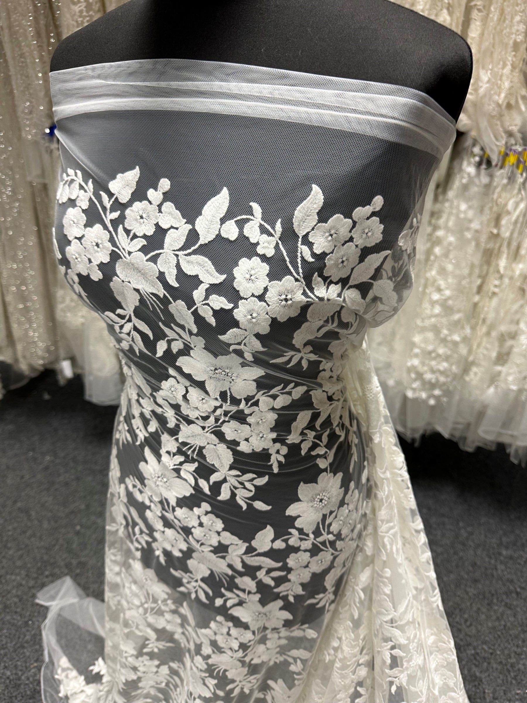 Elfenbeinfarbene bestickte Spitze - X579