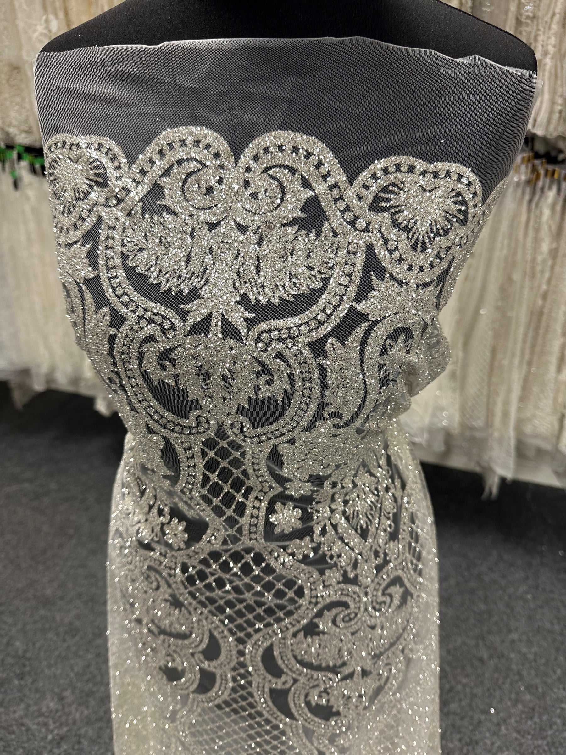 Elfenbeinfarbenes, glitzerndes Tüll-Ballkleid