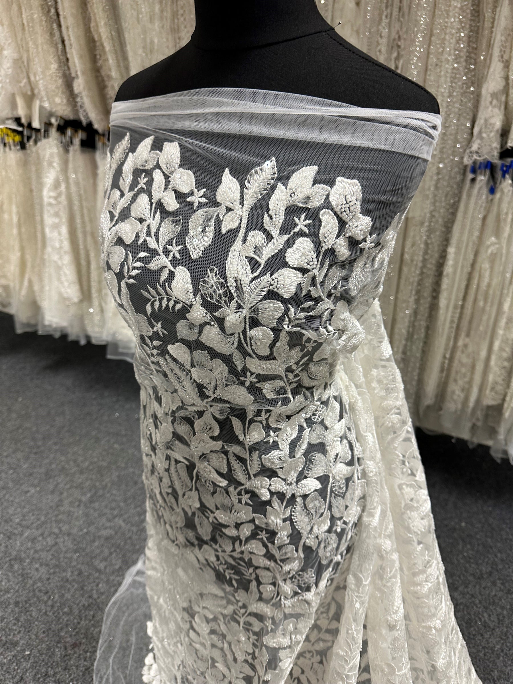 Elfenbeinfarbene Perlenstickerei-Spitze - Cheney