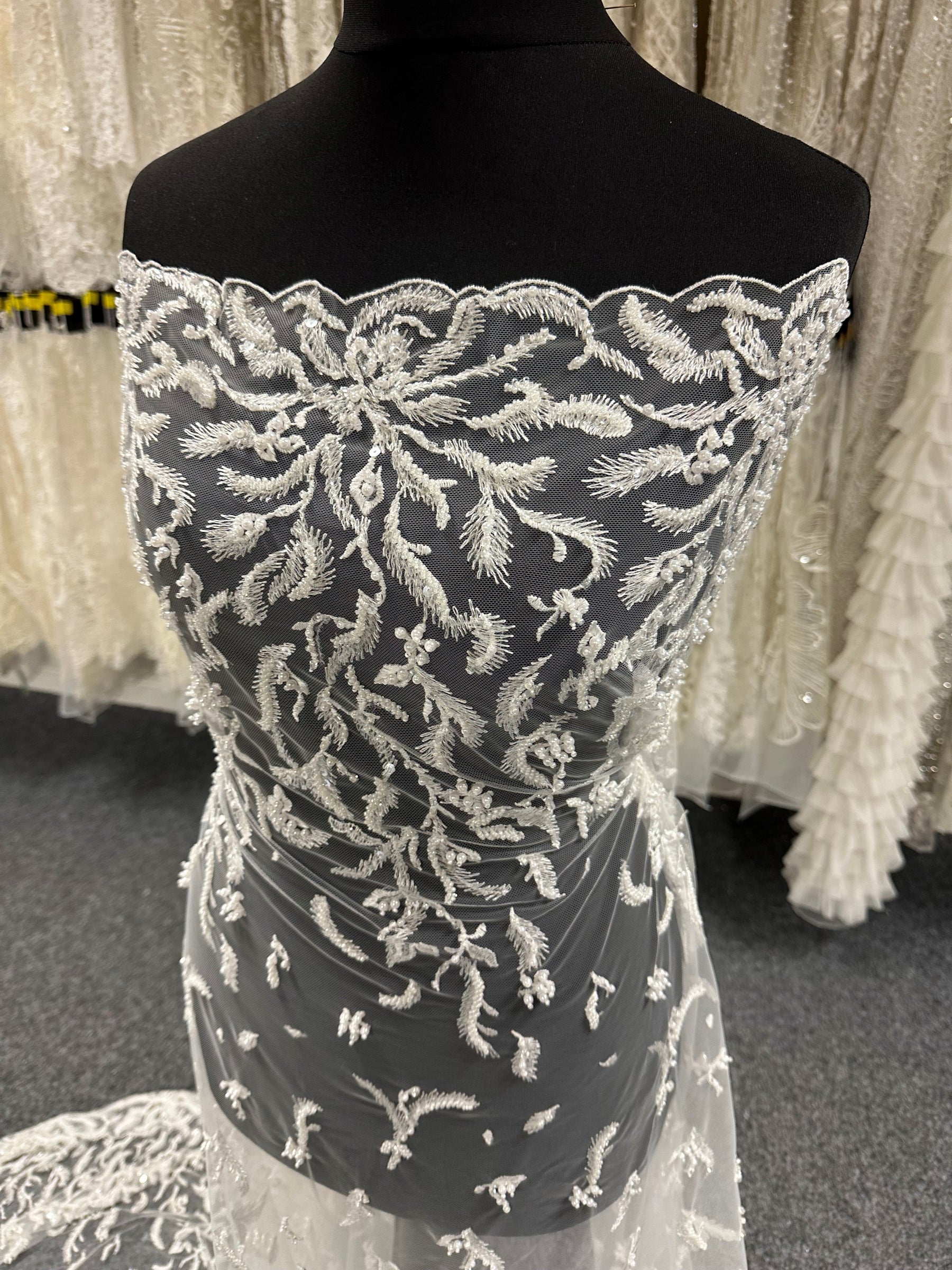 Kissen aus elfenbeinfarbener Perlenstickerei