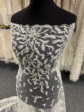 Kissen aus elfenbeinfarbener Perlenstickerei