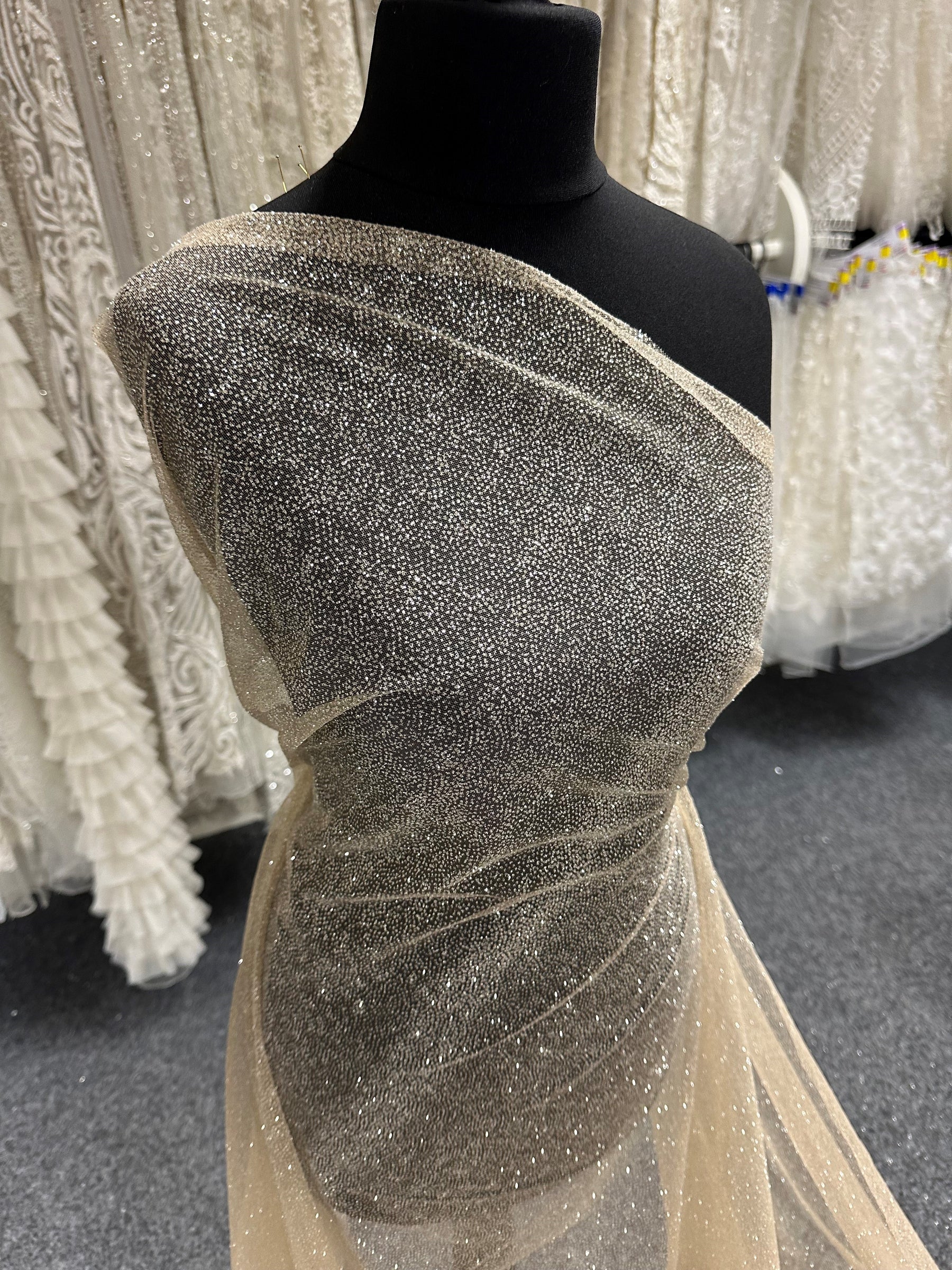 Elfenbeinfarbener Glitzertüll – Magnetismus