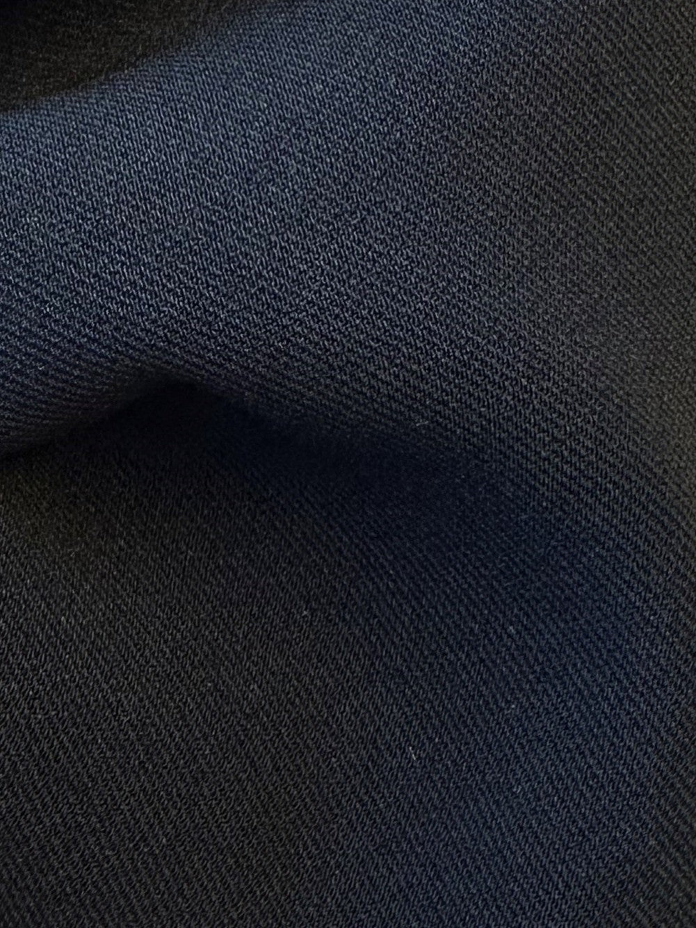 Schwarzer schwerer Stretch-Satin – Diorama