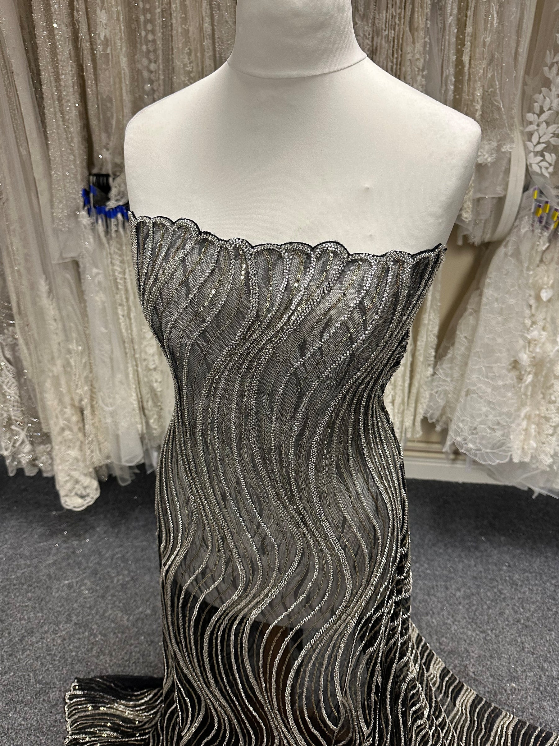 Schwarz und goldverziert - EB1064