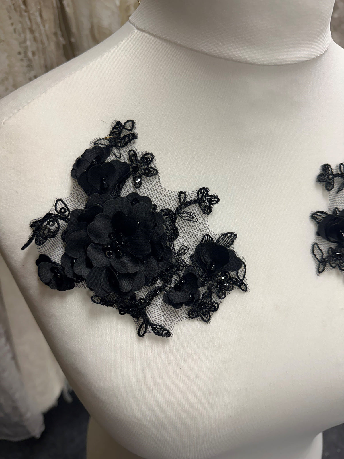 Schwarze, perlenbesetzte 3D-Spitzenapplikationen - T286