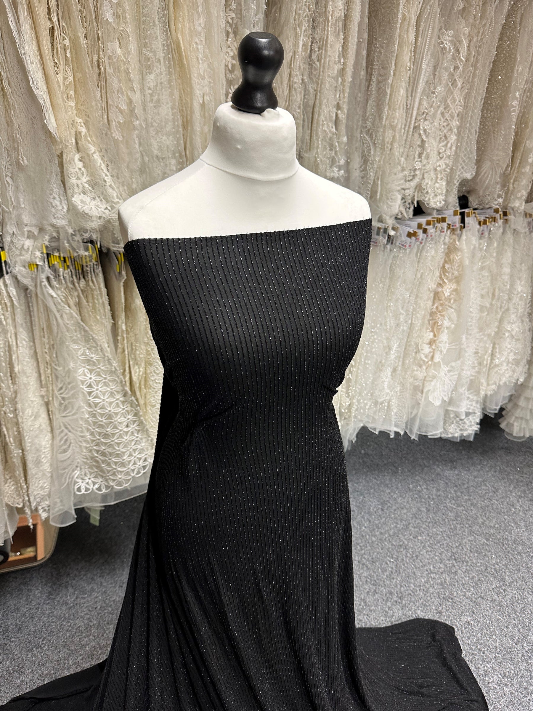 Schwarzer, perlenbesetzter Georgette - Buda