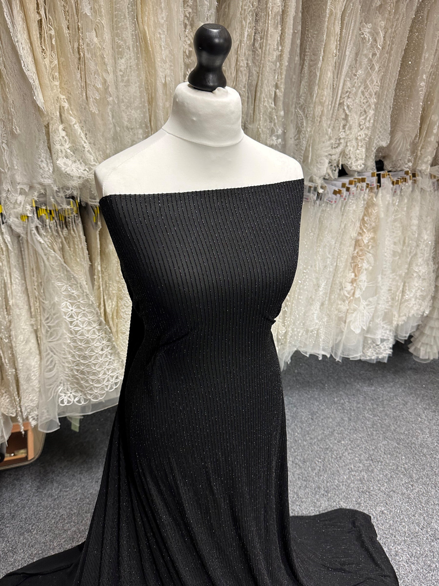 Schwarzer, perlenbesetzter Georgette - Baffle