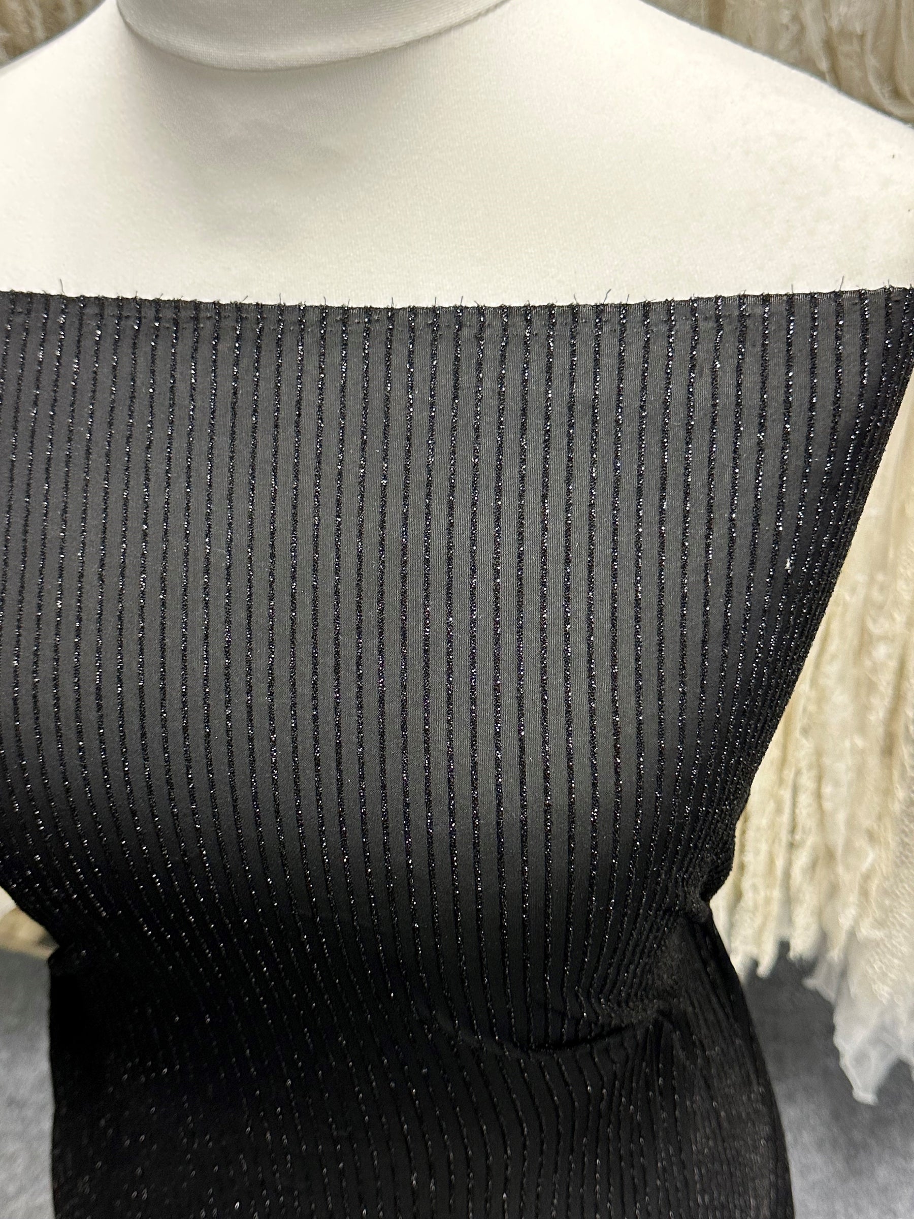 Schwarzer, perlenbesetzter Georgette - Baffle
