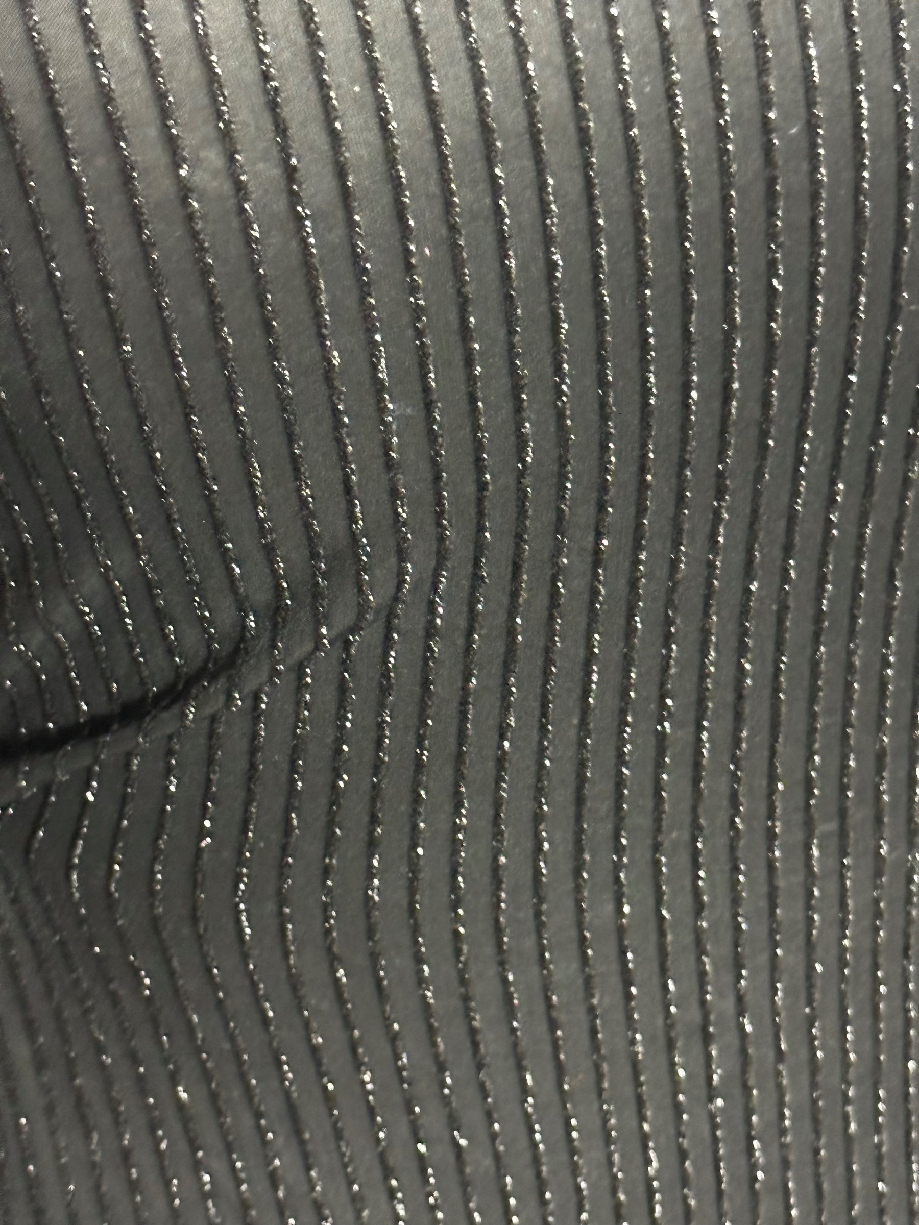 Schwarzer, perlenbesetzter Georgette - Baffle