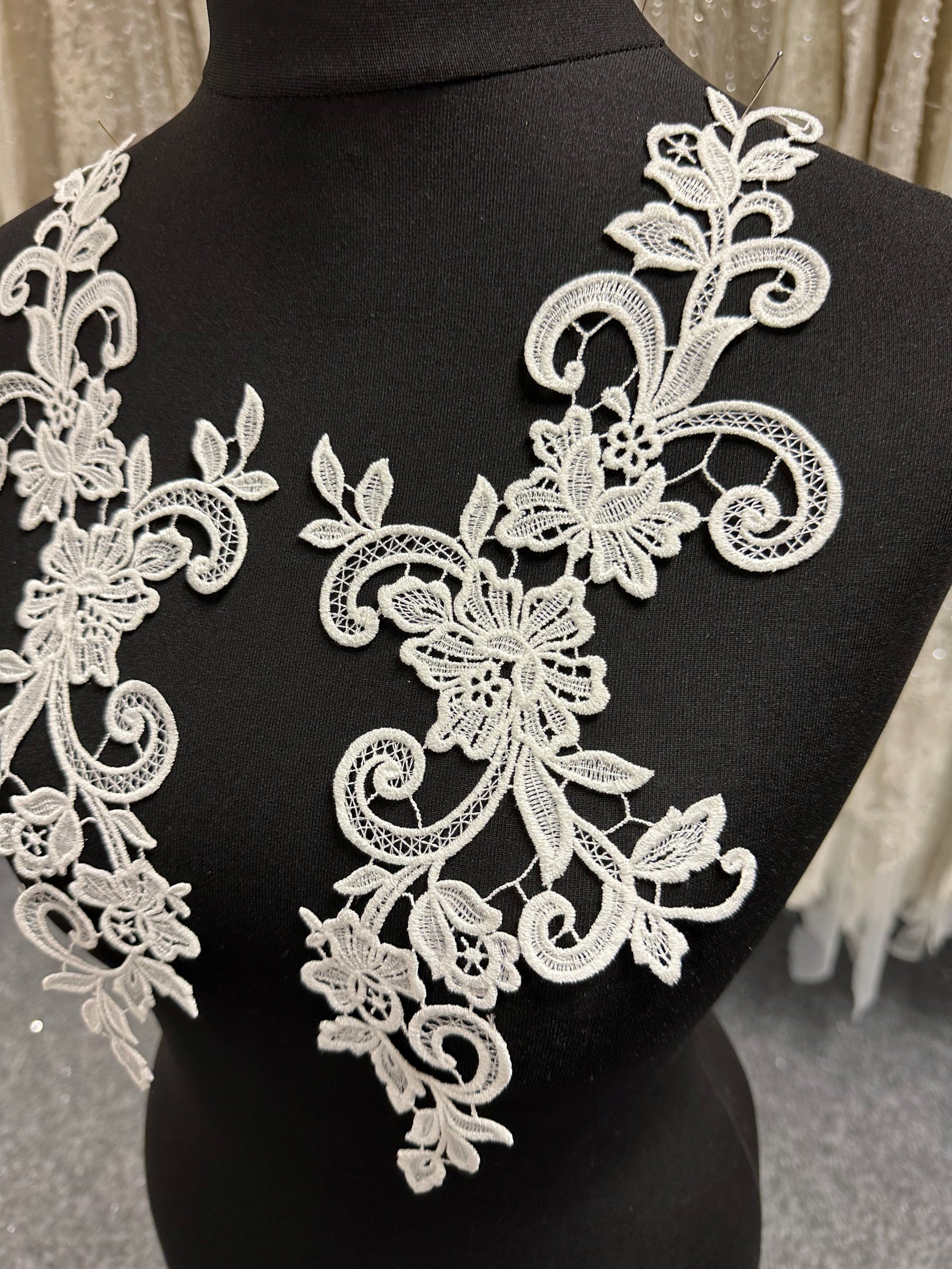 Elfenbeinfarbene Guipure-Spitzenapplikationen – Akut