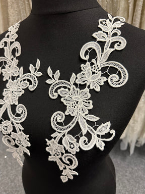 Elfenbeinfarbene Guipure-Spitzenapplikationen – Akut