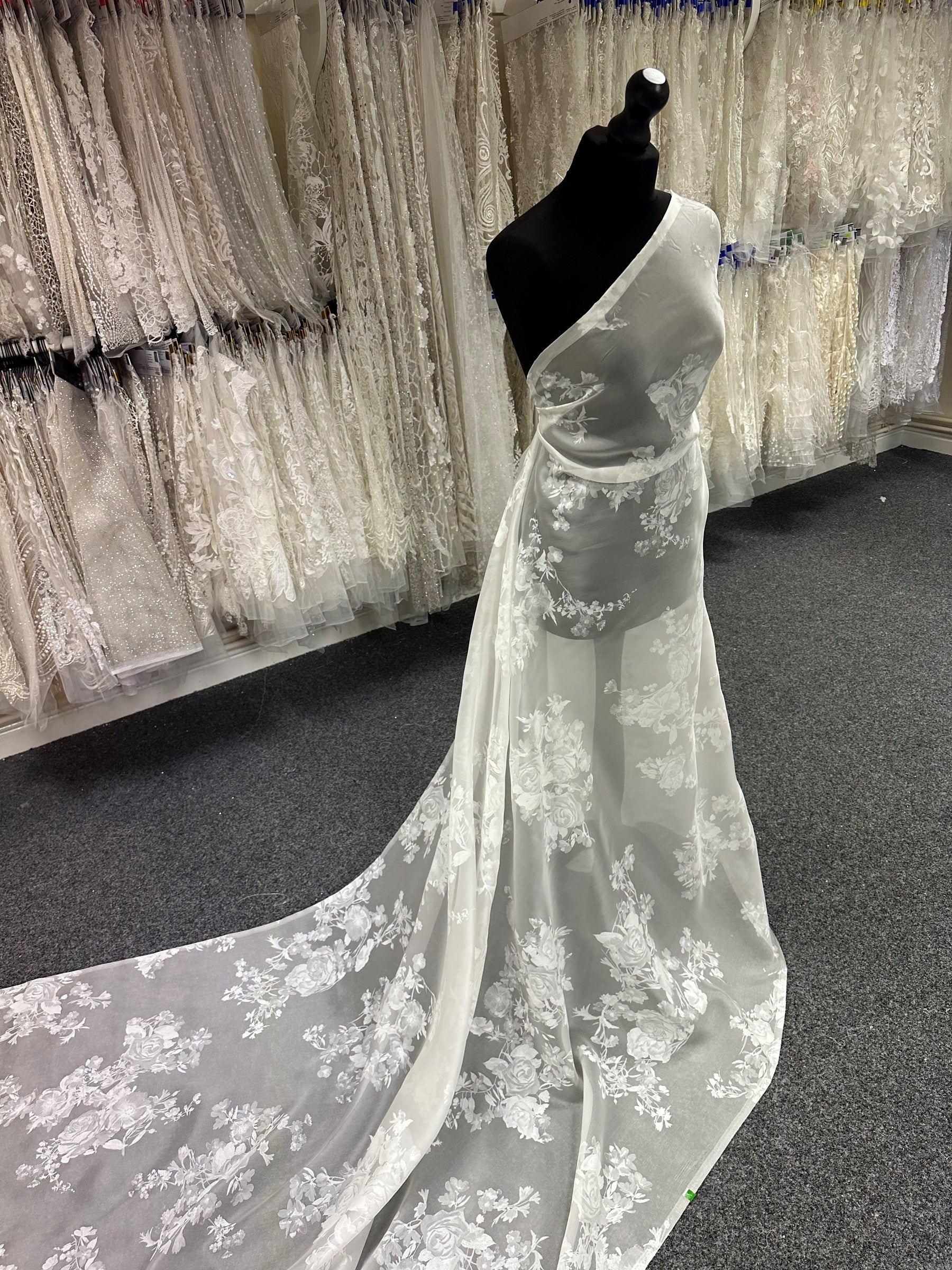 Elfenbeinfarbener bedruckter Seidenorganza – Belissa