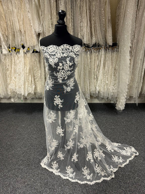 Elfenbeinfarbene, perlenbesetzte Brautspitze - laut