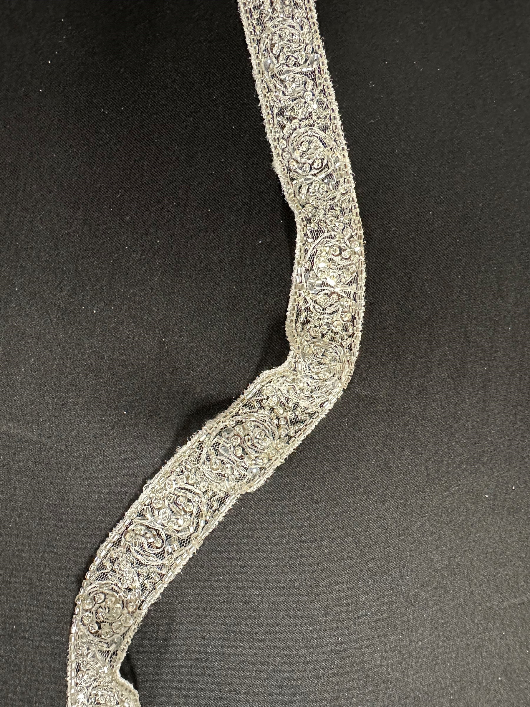 Elfenbeinfarbener Kristallbesatz – Copium