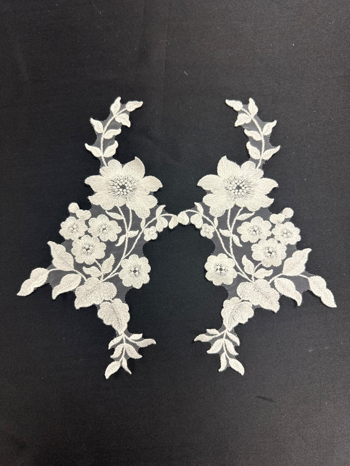 Elfenbeinfarbene, unbestickte Spitzenapplikationen – AP 534 U