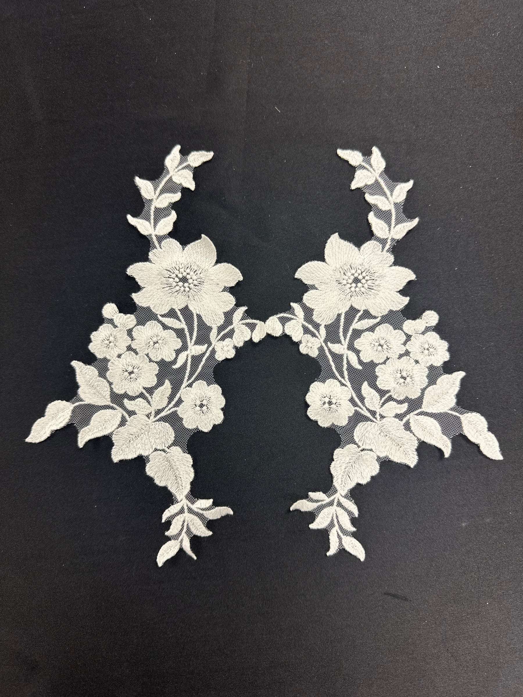 Elfenbeinfarbene, unbestickte Spitzenapplikationen – AP 534 U