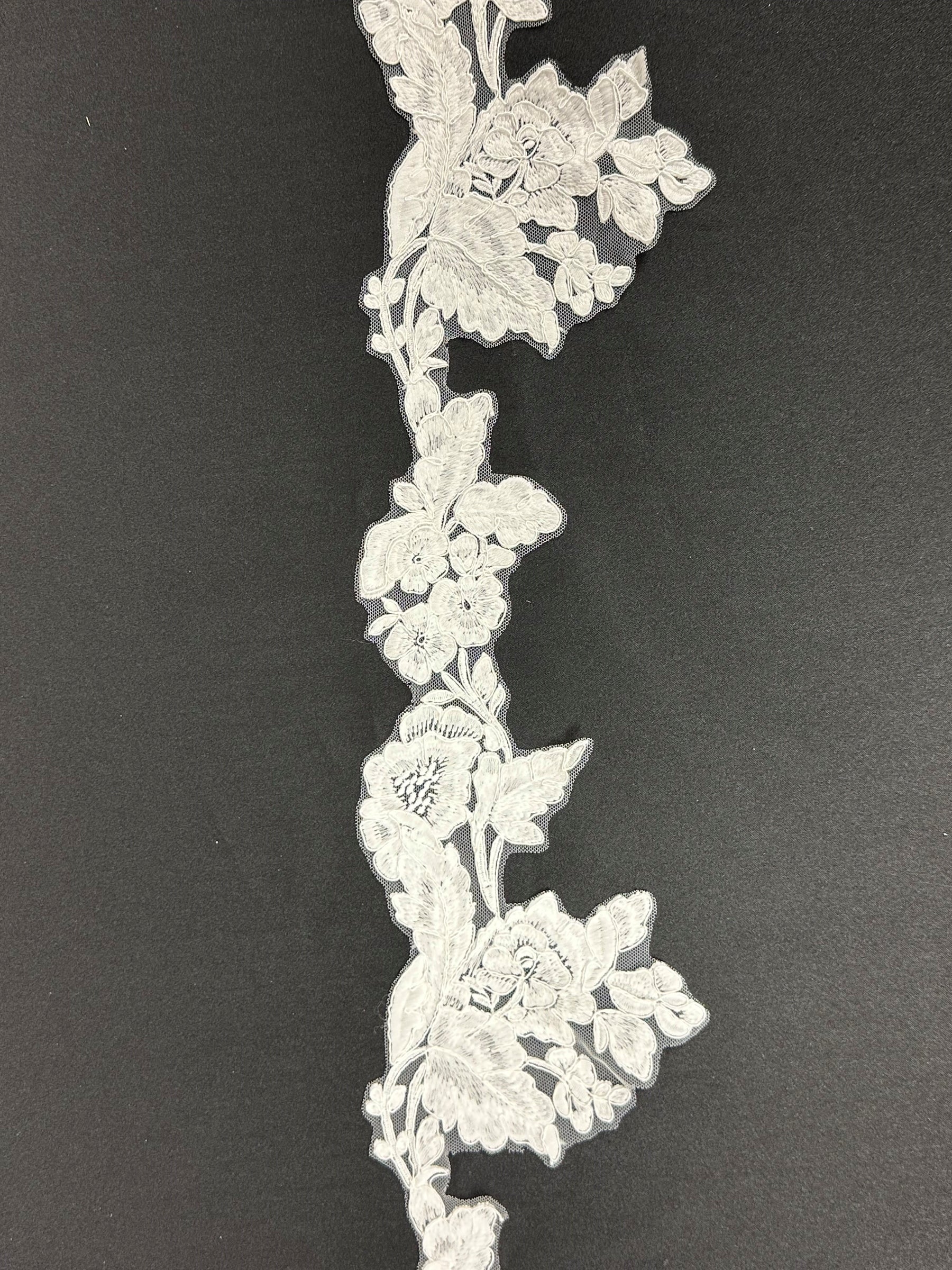 Elfenbeinfarbene Kordelspitze - Firma