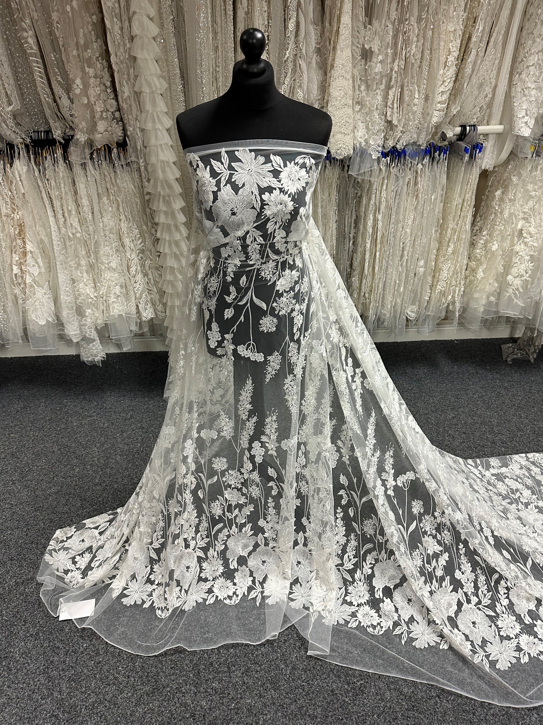 Elfenbeinfarbene bestickte Spitze - Genby