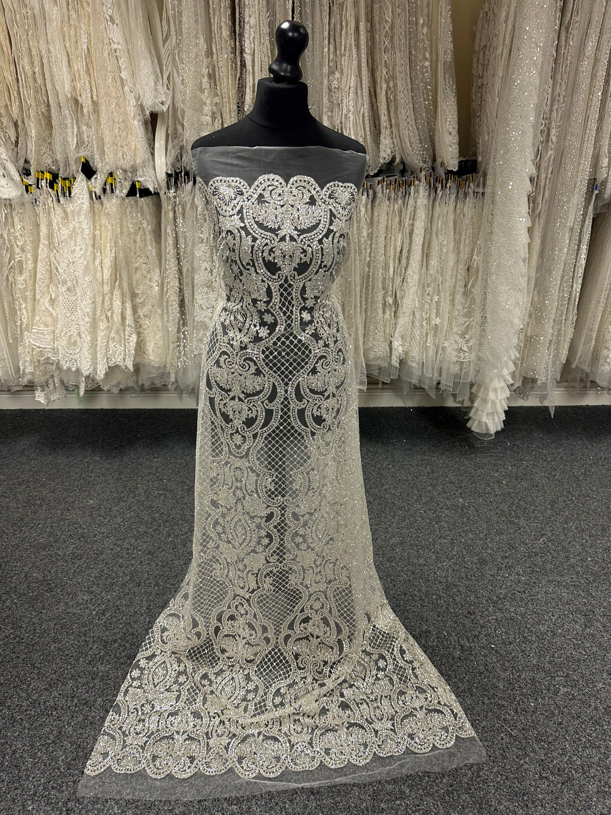 Elfenbeinfarbenes, glitzerndes Tüll-Ballkleid