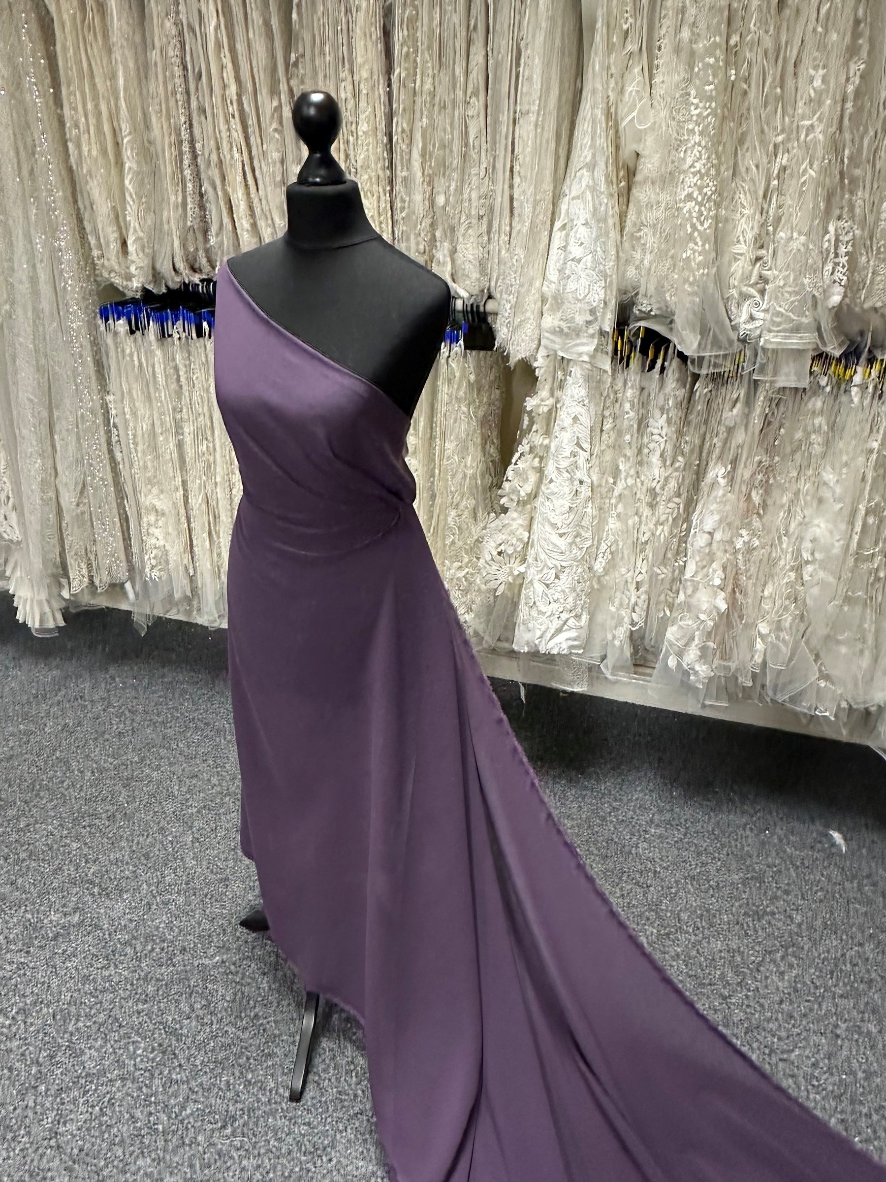 Auberginefarbener Polyester-Chiffon-Stoff – Serendipity