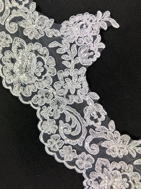 Weißer, perlen- und kordelbesetzter Spitzenbesatz - geräuschvoll