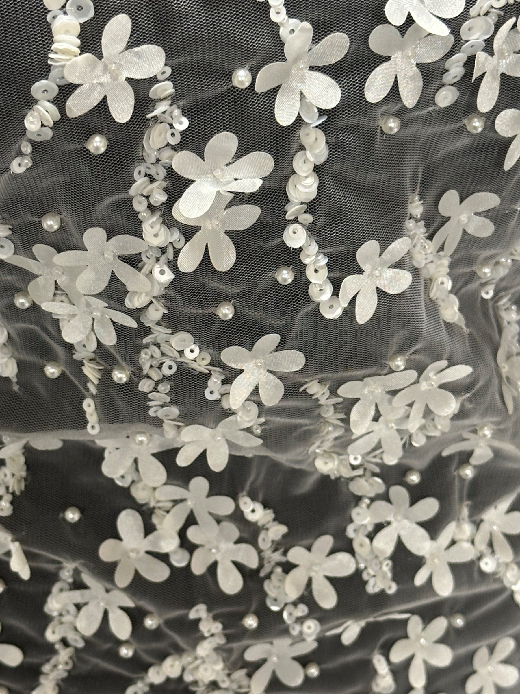 Elfenbeinfarbene, perlenbesetzte Laserspitze - Medaillon