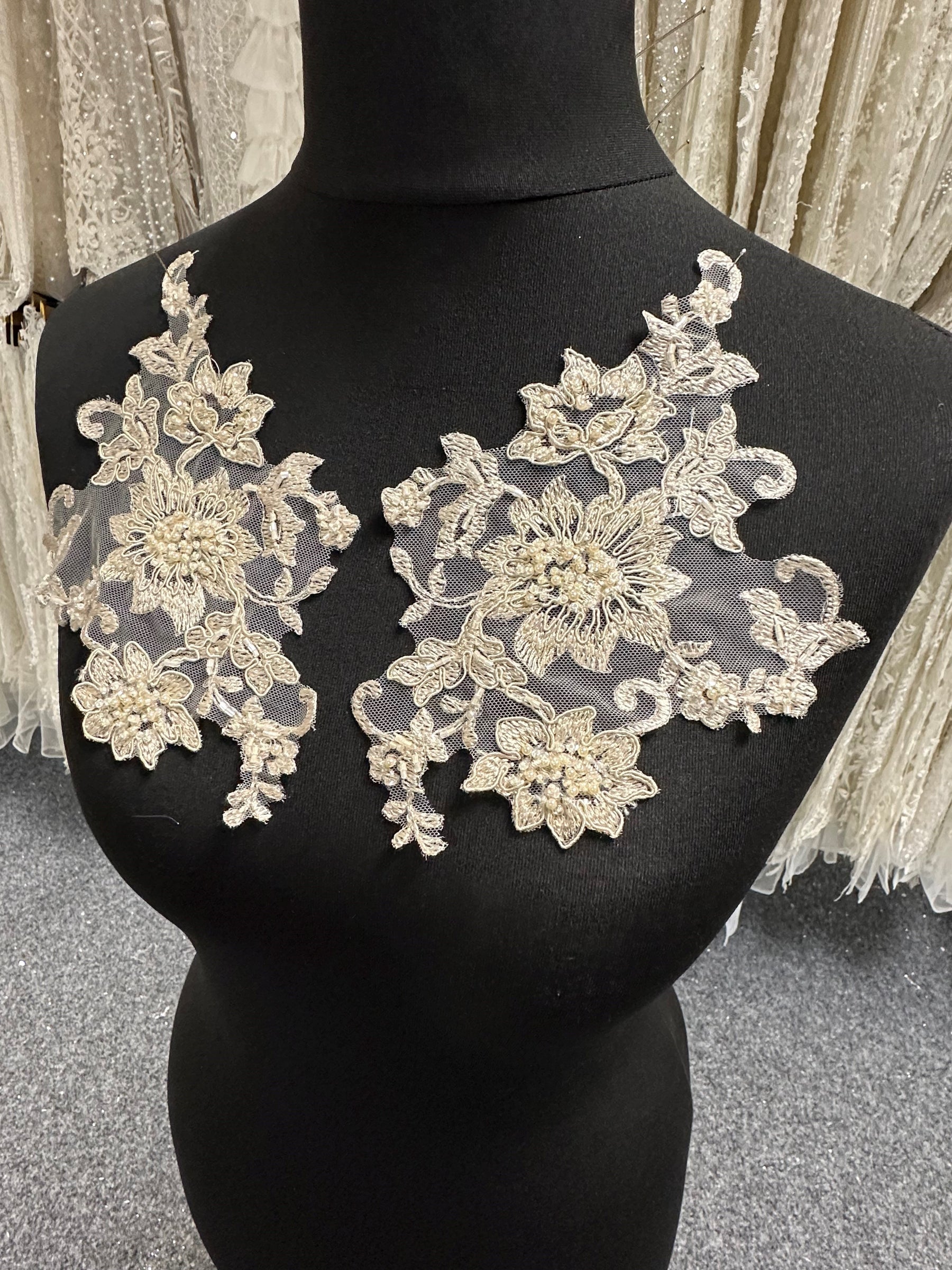 Cappuccino Perlen- und Kordelspitzenapplikationen - Ziggurat