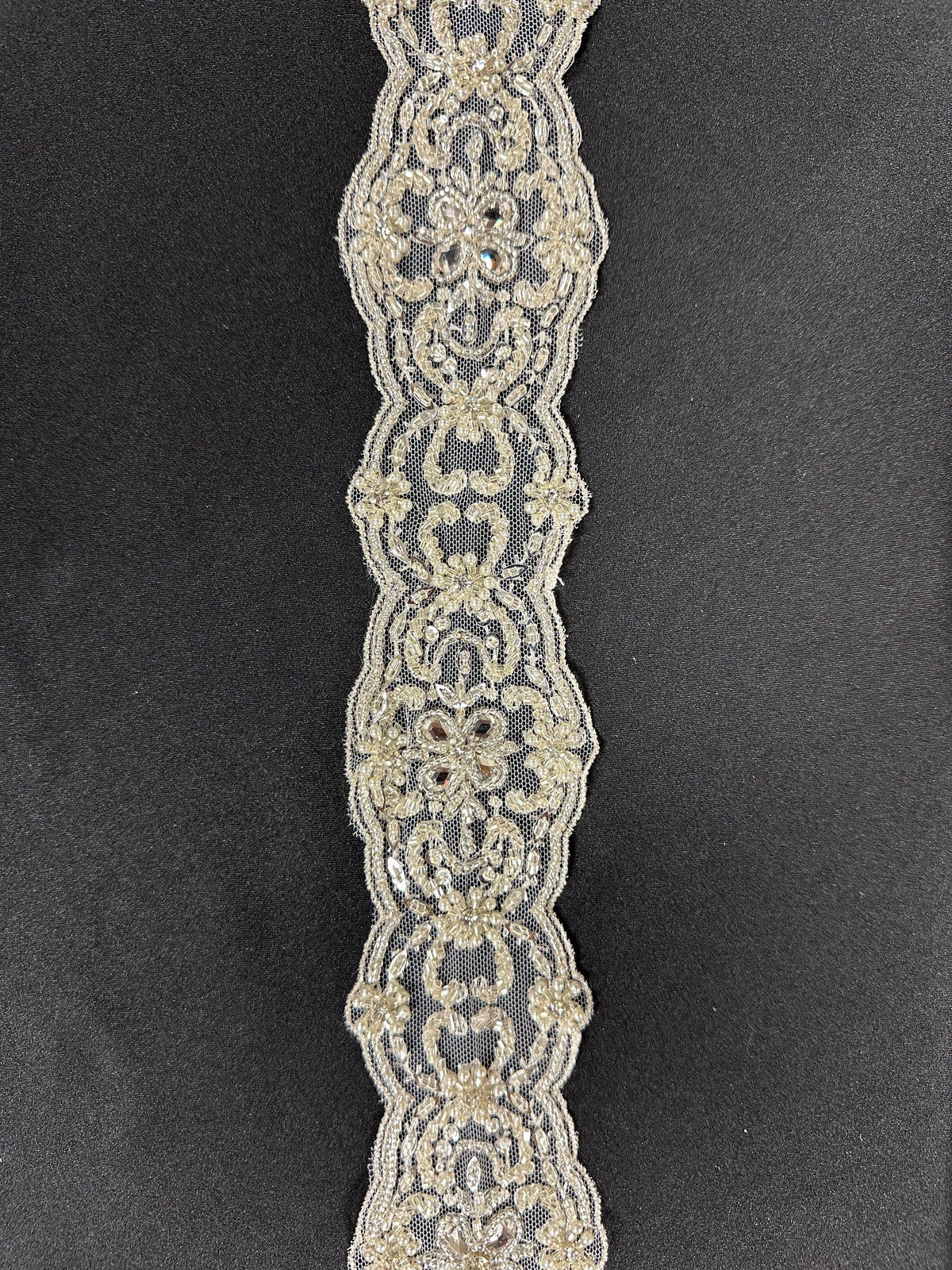 Elfenbeinfarbener Kristall- und Perlenbesatz – Cute