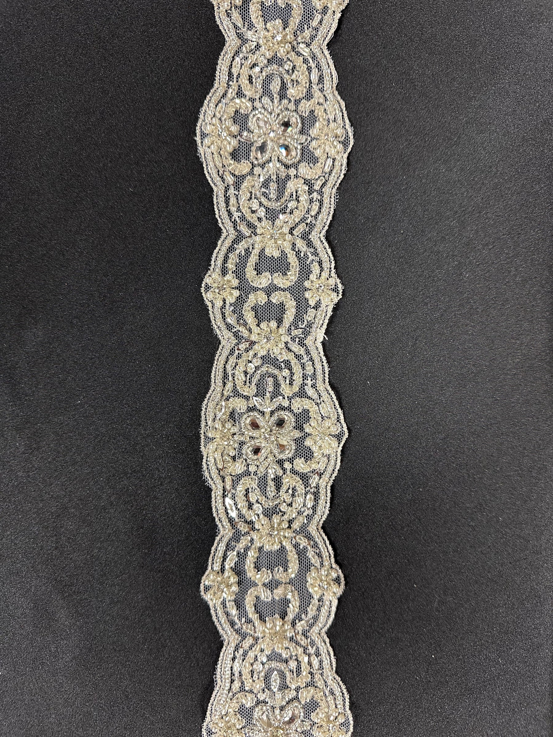 Elfenbeinfarbener Kristall- und Perlenbesatz – Cute