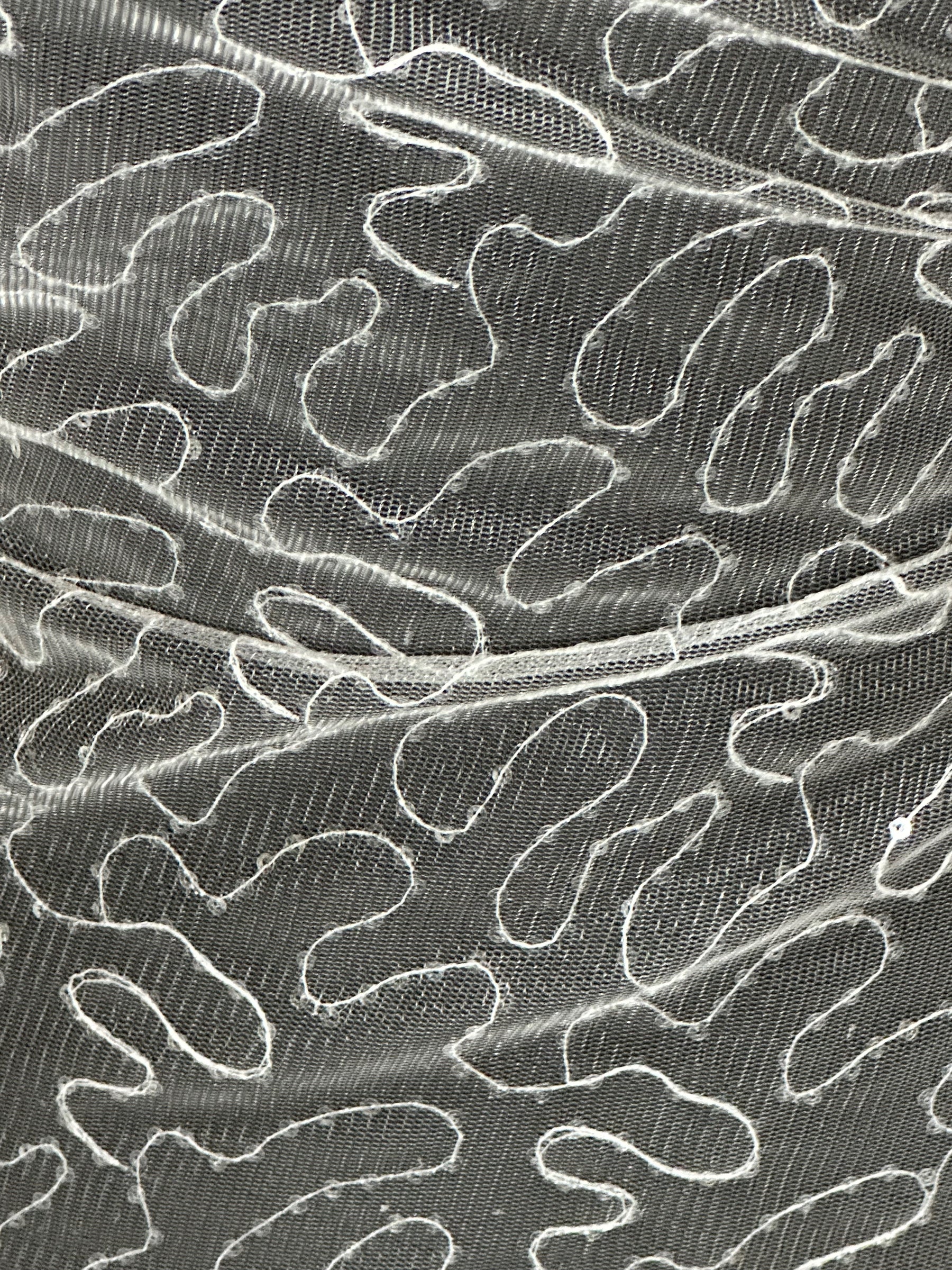 Elfenbeinfarbener Pailletten-Tüll im Mäandermuster - Aplomb