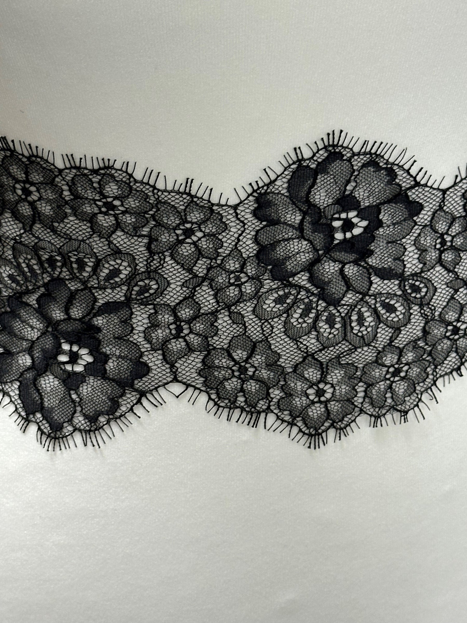 Schwarzer Öko-Chantilly-Spitzenbesatz – Devika