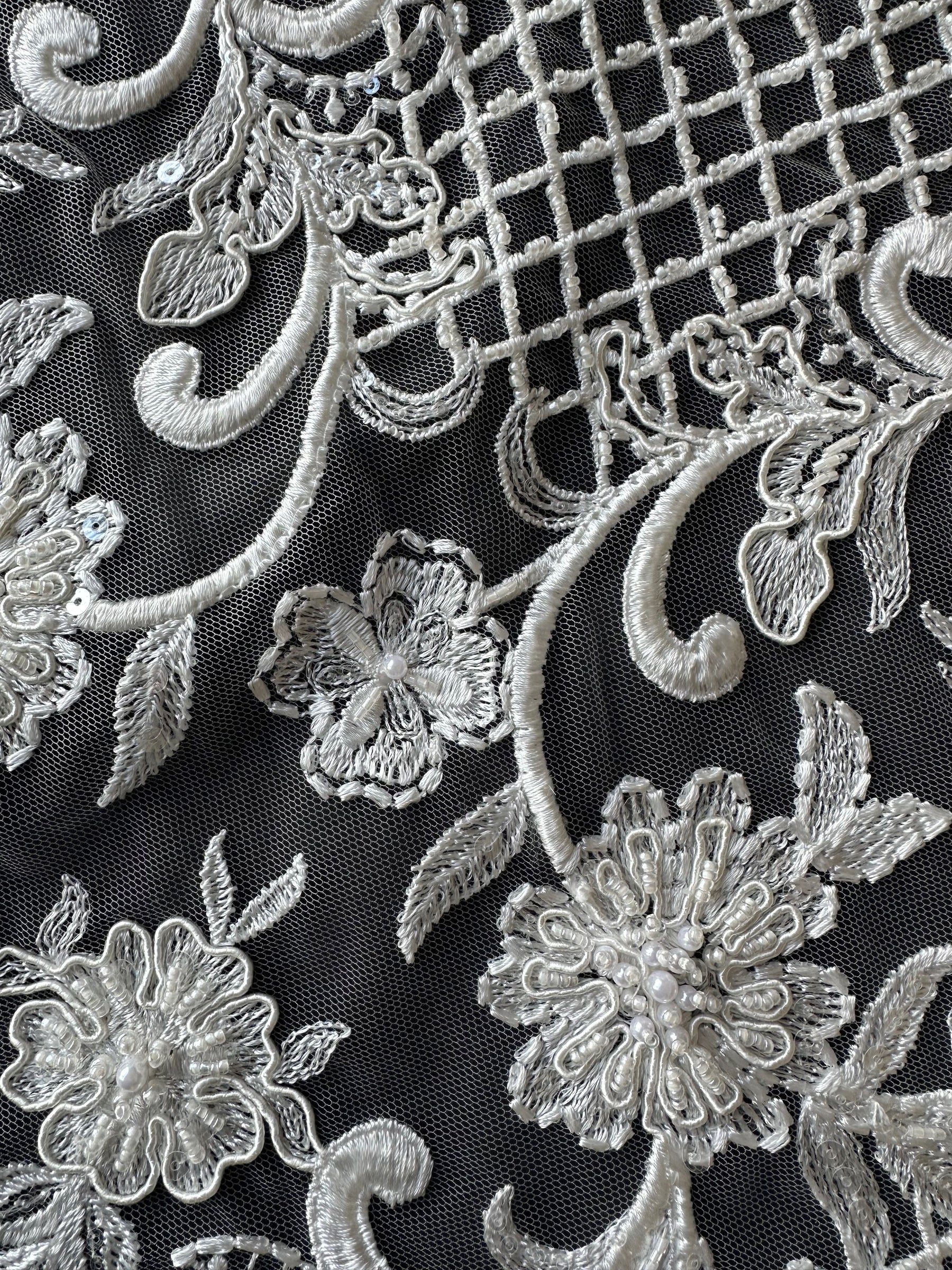 Elfenbeinfarbene, perlenbesetzte Gitterspitze - Zorb 