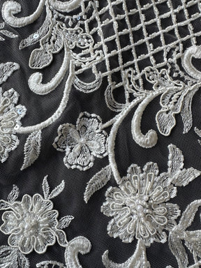 Elfenbeinfarbene, perlenbesetzte Gitterspitze - Zorb 