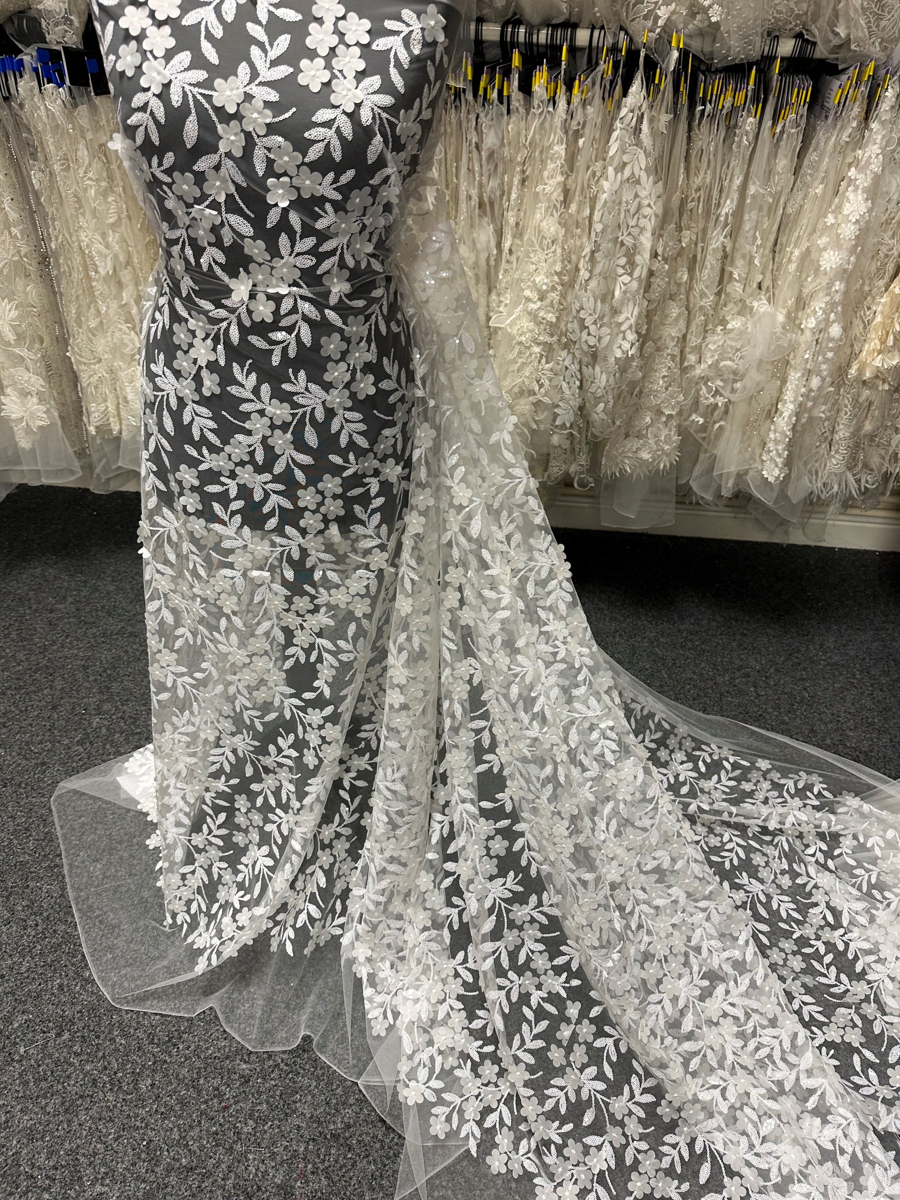 Elfenbeinfarbene 3D-Stickspitze – Finch (CF Florence)