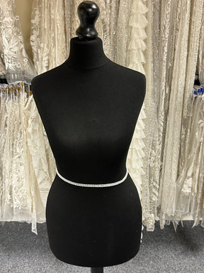 Schmale, elfenbeinfarbene Spitzenborte - Mettle