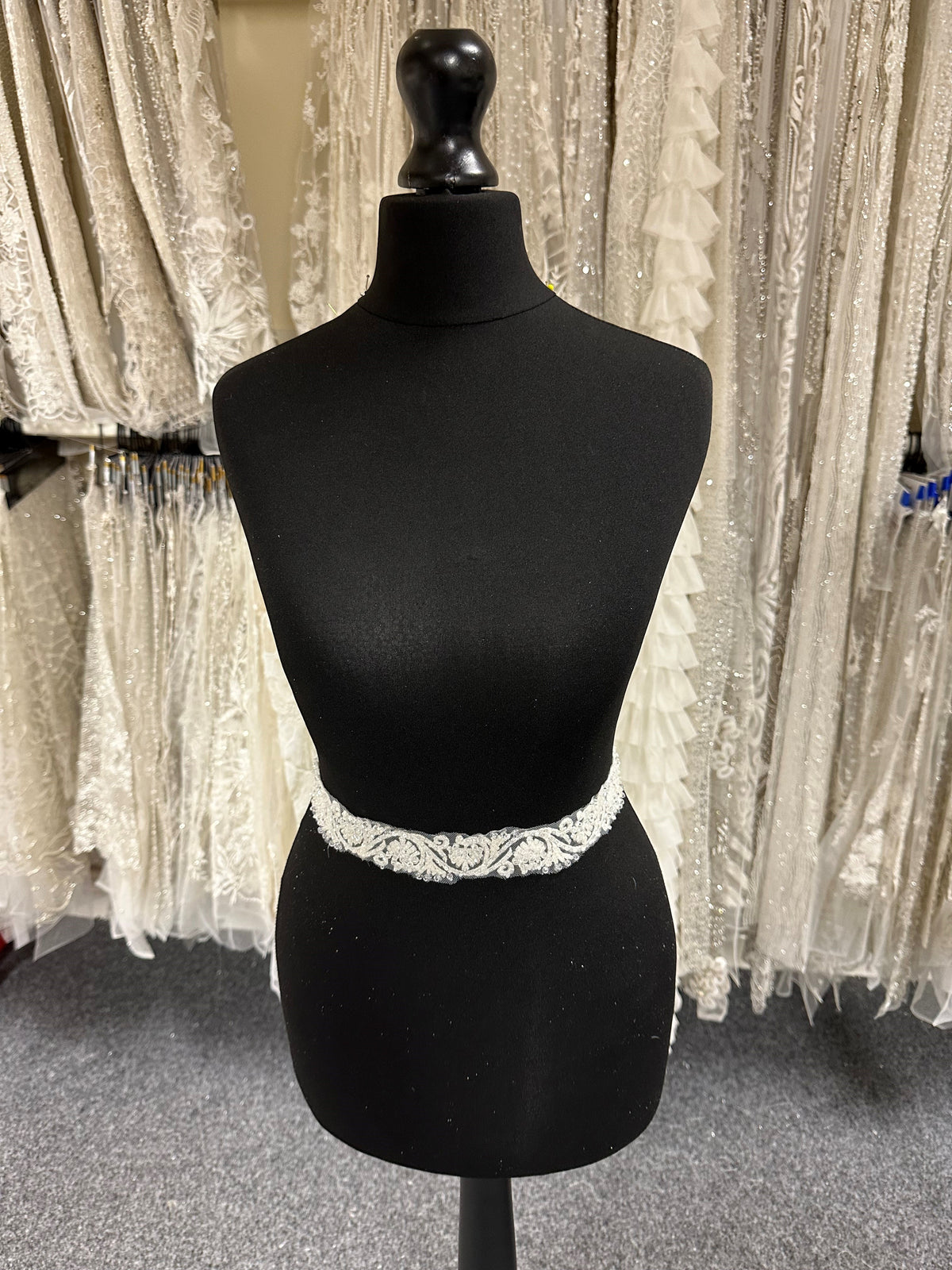 Elfenbeinfarbener Spitzenbesatz mit Perlen – Allanah