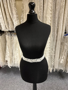 Elfenbeinfarbener Spitzenbesatz mit Perlen – Allanah