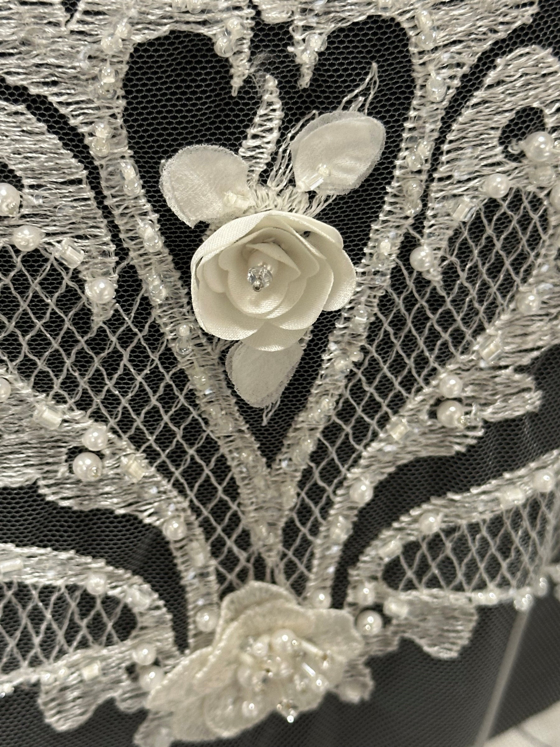 Elfenbeinfarbene Perlenspitze – Simone