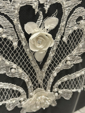 Elfenbeinfarbene Perlenspitze – Simone