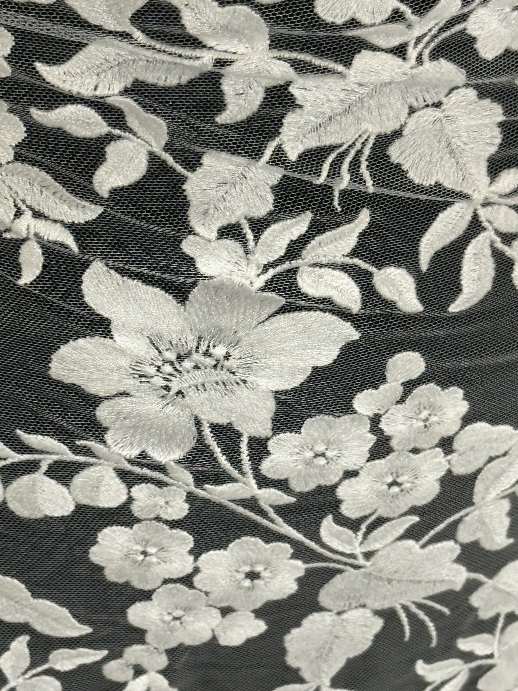 Elfenbeinfarbene bestickte Spitze - X579