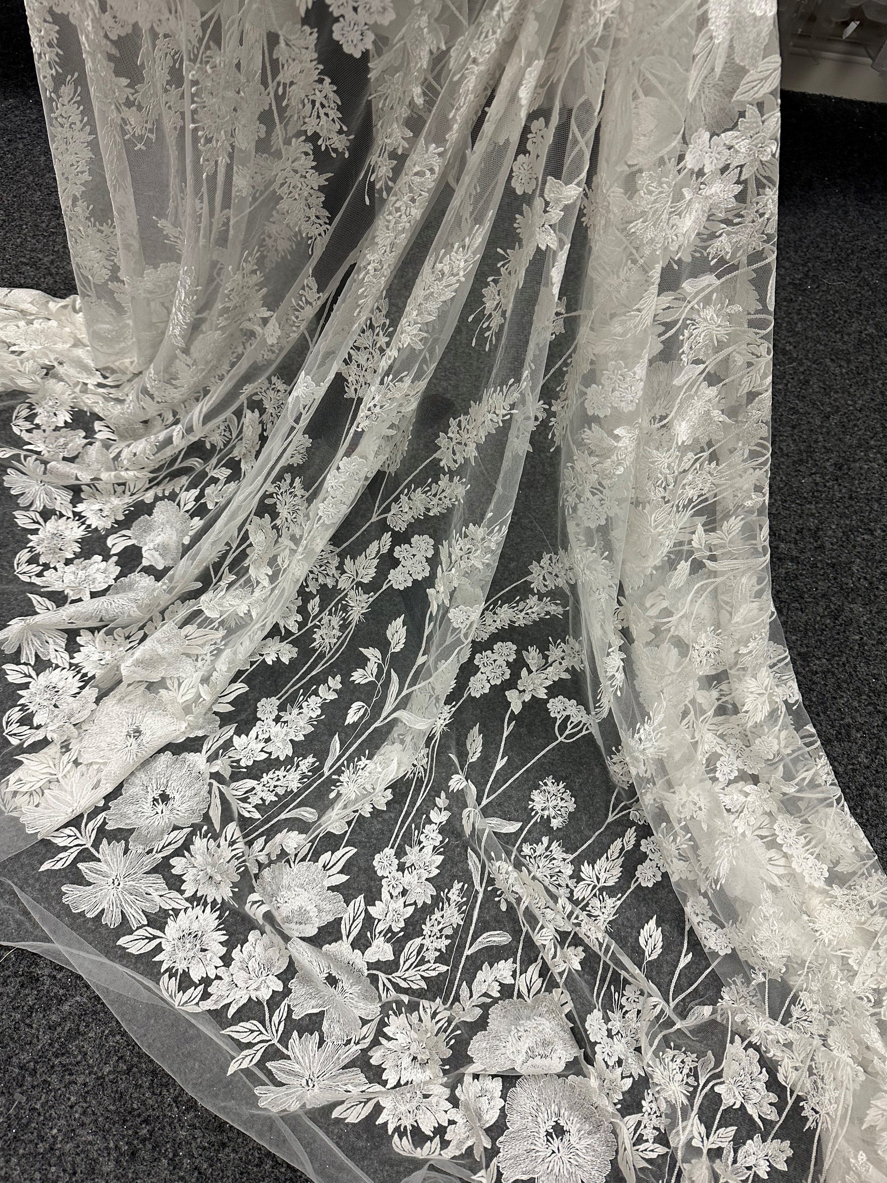 Elfenbeinfarbene bestickte Spitze - Genby