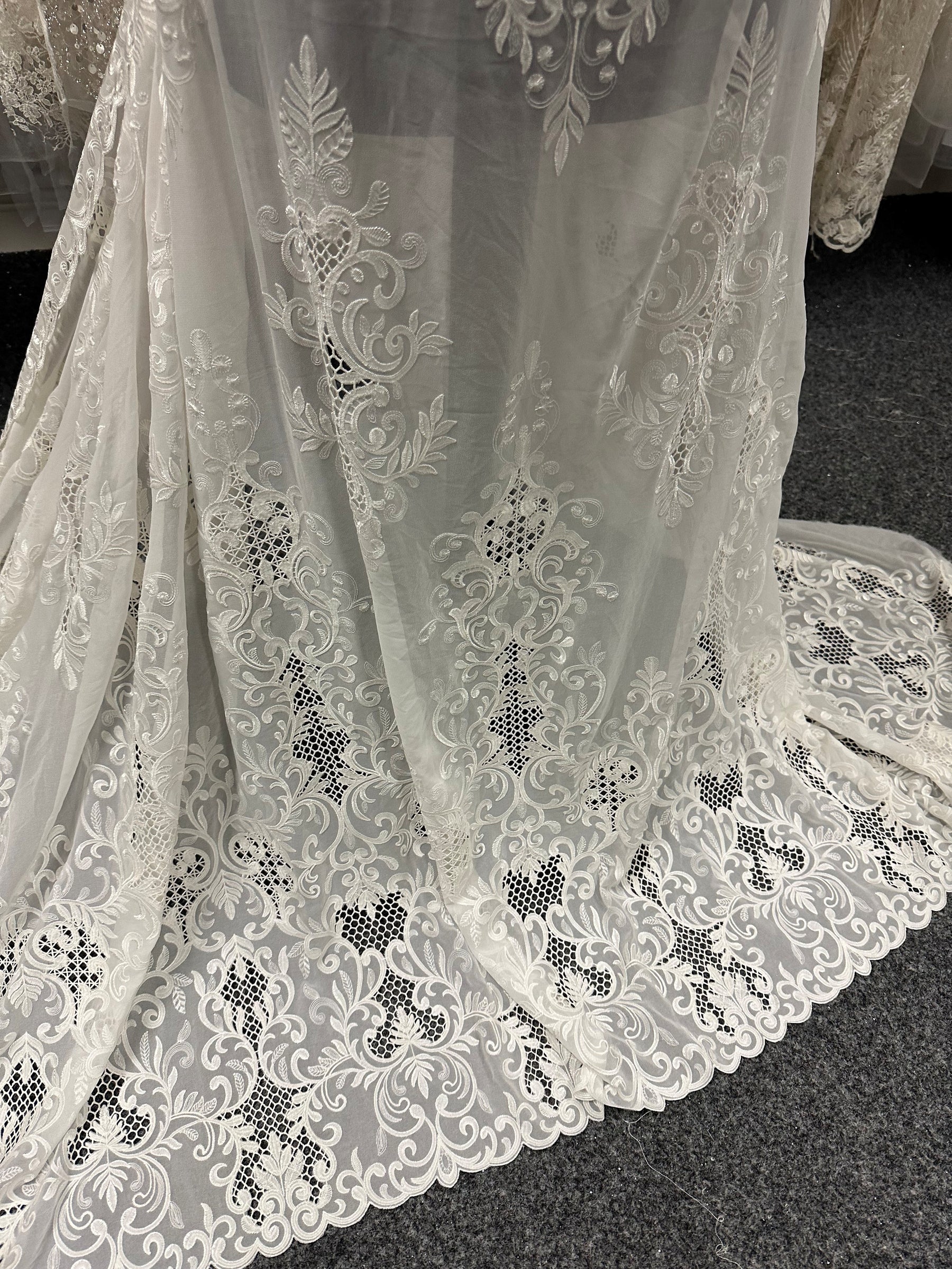 Elfenbeinfarbener, bestickter Georgette - EB6003