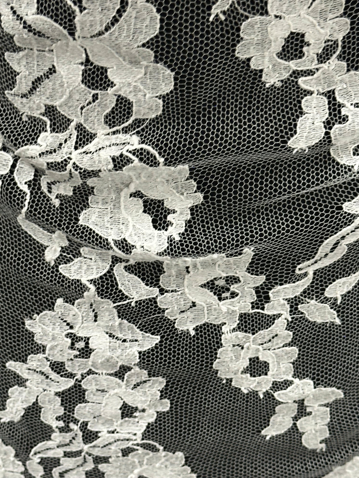 Elfenbeinfarbene Chantilly-Spitze - Rundhals