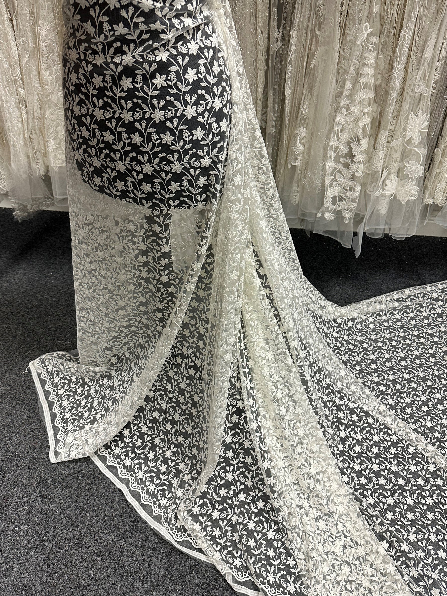 Elfenbeinfarbene, bestickte Blumenspitze - Lizzy