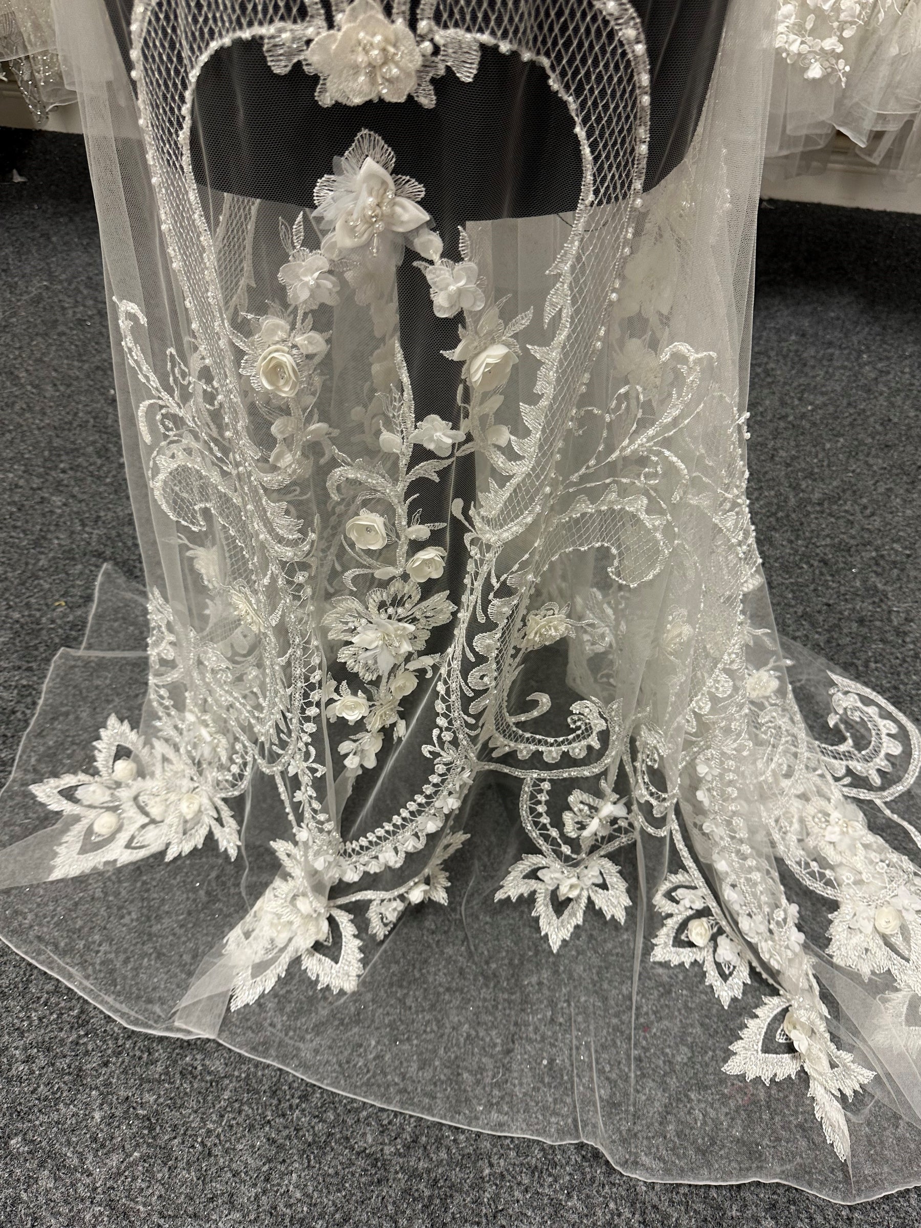 Elfenbeinfarbene Perlenspitze – Simone