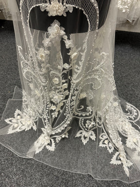 Elfenbeinfarbene Perlenspitze – Simone