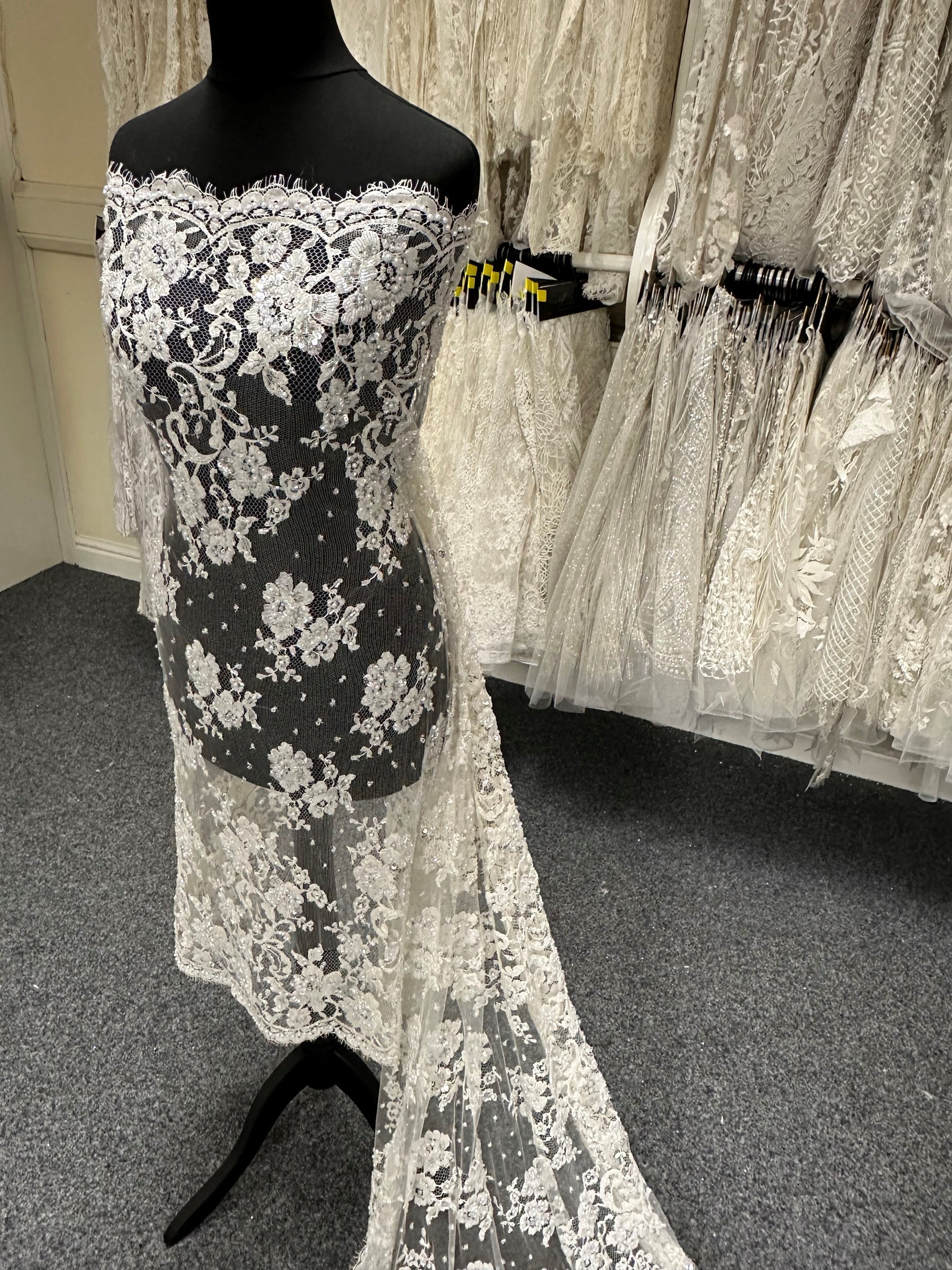 Elfenbeinfarbene Chantilly-Spitze mit Perlen - Romilly